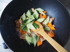 加入黄瓜片翻炒