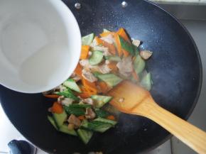 可以加入适量淀粉水