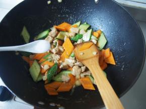 出锅前加入适量食盐