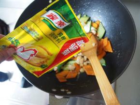 最后加入适量鸡粉，翻炒均匀即可出锅