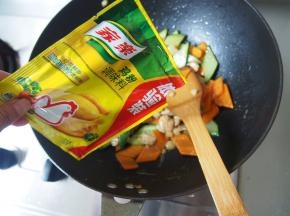 最后加入适量鸡粉，翻炒均匀即可出锅