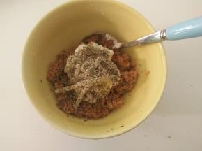 压碎的鱼肉放在碗里，加入适量沙拉酱和黑胡椒碎。