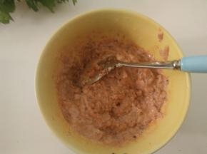 用勺子拌匀，沙丁鱼酱就做好了。