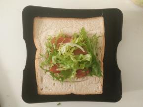 再放上适量苦菊菜。