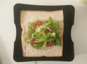 再放上适量苦菊菜。