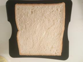 放上另一片抹了沙丁鱼酱的土司，用模具压出形状。