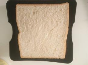 放上另一片抹了沙丁鱼酱的土司，用模具压出形状。