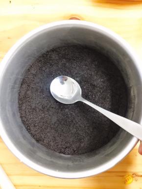 倒入模具中，用勺子将饼干碎压平整，移入冰箱冷冻10分钟备用