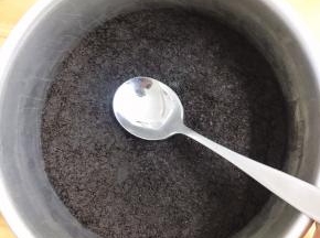 倒入模具中，用勺子将饼干碎压平整，移入冰箱冷冻10分钟备用