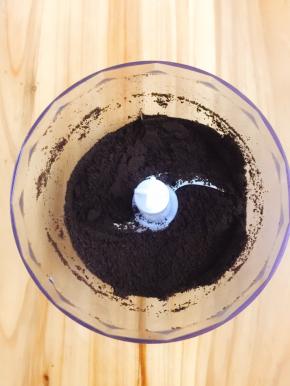 将奥利奥饼干放入搅拌机搅拌成粉末