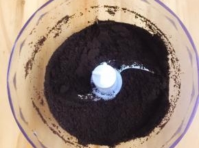 将奥利奥饼干放入搅拌机搅拌成粉末