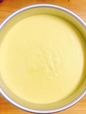 倒入剩下慕斯馅，并用橡皮刮刀抹平，移入冰箱冷藏4小时