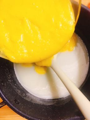 将芒果泥倒入放凉吉利丁液中一起搅拌均匀