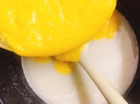 将芒果泥倒入放凉吉利丁液中一起搅拌均匀