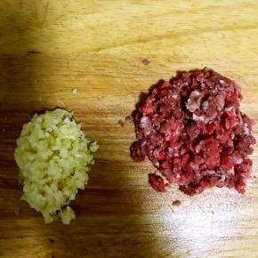 2.蒸米饭的同时准备牛肉末，蒜末，姜末