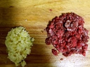 2.蒸米饭的同时准备牛肉末，蒜末，姜末