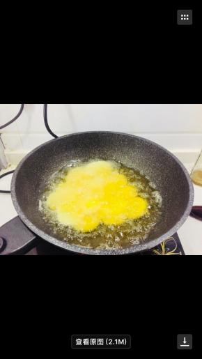 热锅倒油，油热，下黄土豆片煎炸