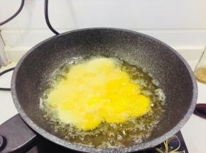热锅倒油，油热，下黄土豆片煎炸