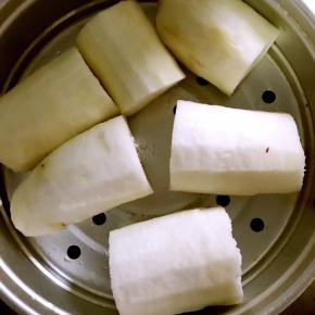 1.蒸米饭的电饭锅放蒸屉，放入削皮洗净茄子(茄子嫩的话可以不用去皮)，盖锅蒸