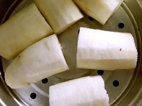 1.蒸米饭的电饭锅放蒸屉，放入削皮洗净茄子(茄子嫩的话可以不用去皮)，盖锅蒸