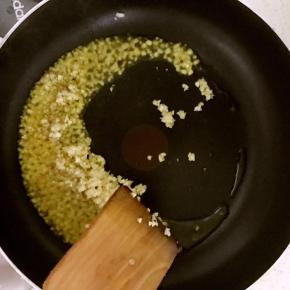 4. 锅中放油，待油热后放入蒜末和姜末翻炒，注意火不要太大，以免炒糊