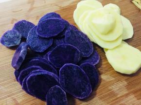 黑土豆、黄土豆各一个，去皮洗净切0.5cm左右的片