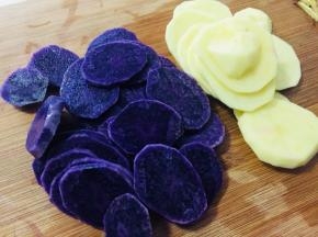 黑土豆、黄土豆各一个，去皮洗净切0.5cm左右的片