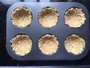 用手整成碗形状，别漏底哦