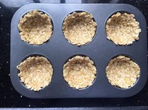 用手整成碗形状，别漏底哦