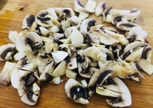 白蘑菇洗净切碎，洋葱切小块