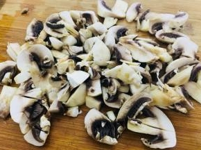 白蘑菇洗净切碎，洋葱切小块