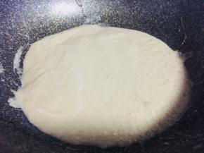 煮软的洋葱蘑菇连通汤汁倒入榨汁机搅碎，然后倒回锅中继续小火加热