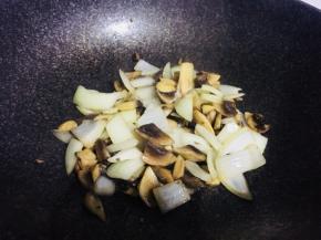 锅内倒油，油热，下蘑菇、洋葱翻炒