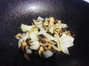 锅内倒油，油热，下蘑菇、洋葱翻炒