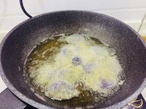 然后下黑土豆片煎炸