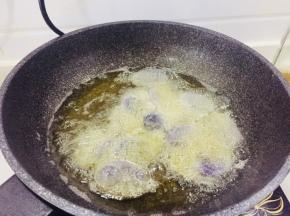 然后下黑土豆片煎炸
