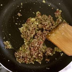 5.倒入肉末继续翻炒