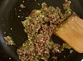 5.倒入肉末继续翻炒