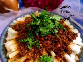 8.倒入炒制好的肉末汤汁，并撒适量香菜