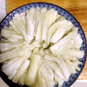 7.米饭蒸好后，拿出茄子，稍微凉至不烫手时候，手撕成条，摆盘