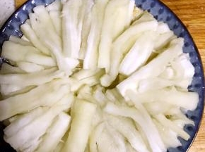 7.米饭蒸好后，拿出茄子，稍微凉至不烫手时候，手撕成条，摆盘