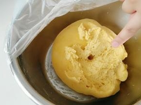 面团发酵至体积两倍大，撕开有明显蜂窝状结构，发酵好！