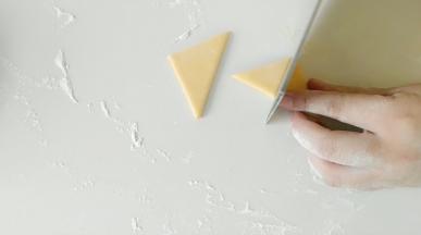 面团排气后，制出一个正方形，然后平分切四个三角形。