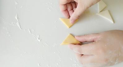 如图所示，取两个三角形，两尖相对。