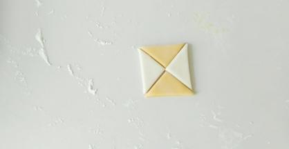 白色三角形同理，拼出一个正方形。