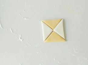白色三角形同理，拼出一个正方形。
