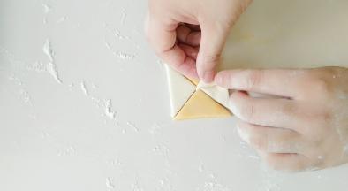 选一角，折起。