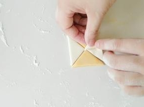 选一角，折起。