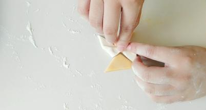 顺时针或逆时针，按顺序折起。