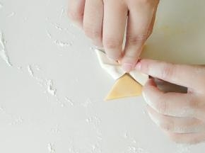 顺时针或逆时针，按顺序折起。